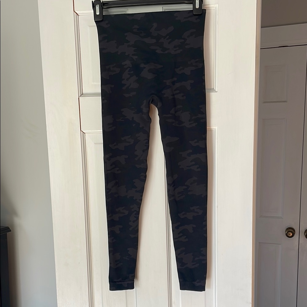 Spanx Camo leggings, size medium